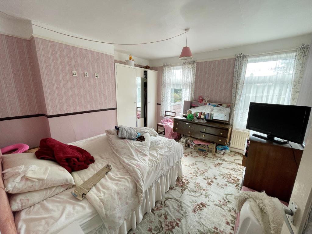 Lot: 63 - TWO-BEDROOM HOUSE FOR REFURBISHMENT - Bedroom with two windows